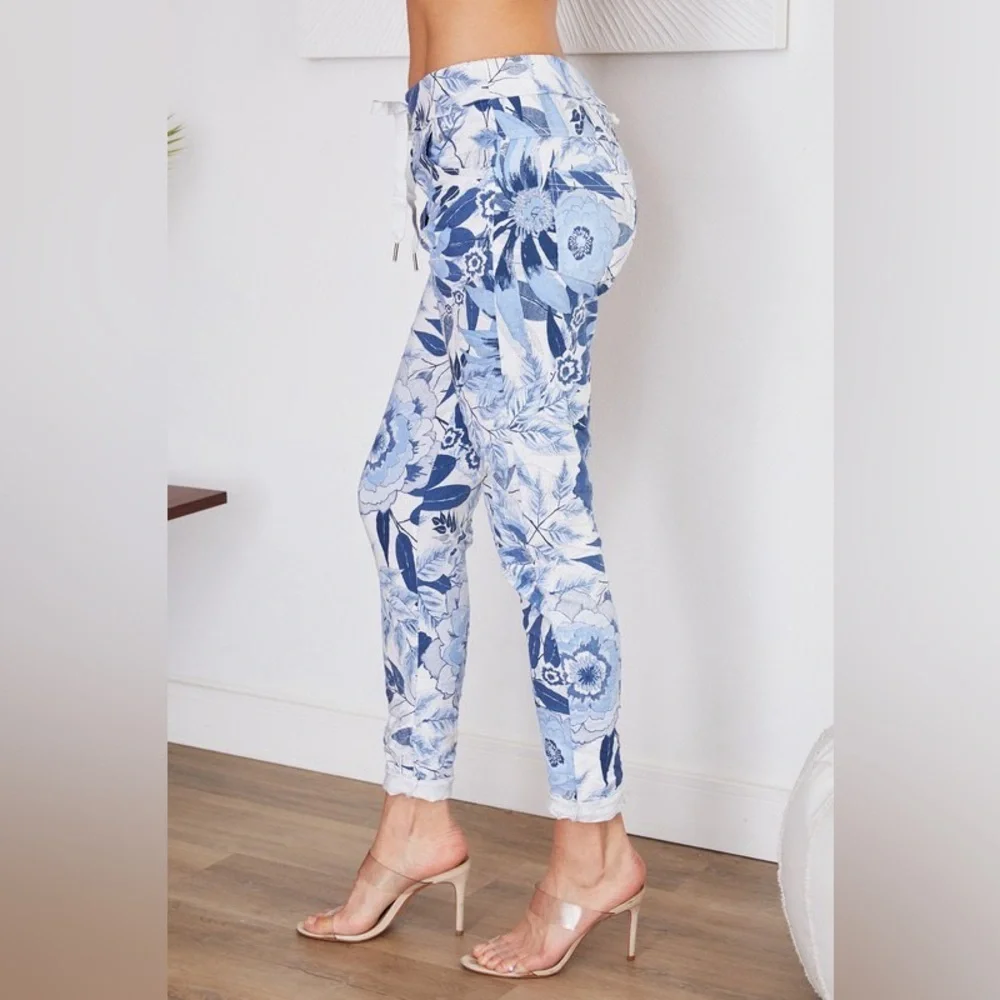 (6175-BLU-WHT) BLUE TROPICAL FLOWERS PRINT CRINKLE JOGGER WITH POCKETS - Picture 3 of 4